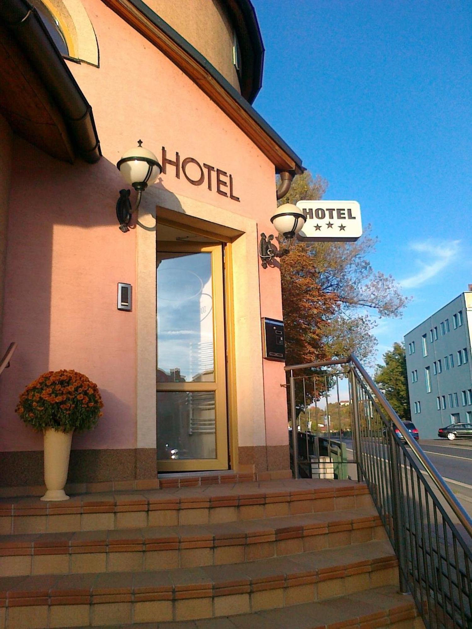 Family Hotel Maxim Beroun  Exteriör bild