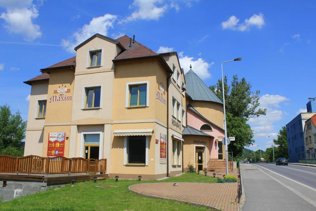 Family Hotel Maxim Beroun  Exteriör bild