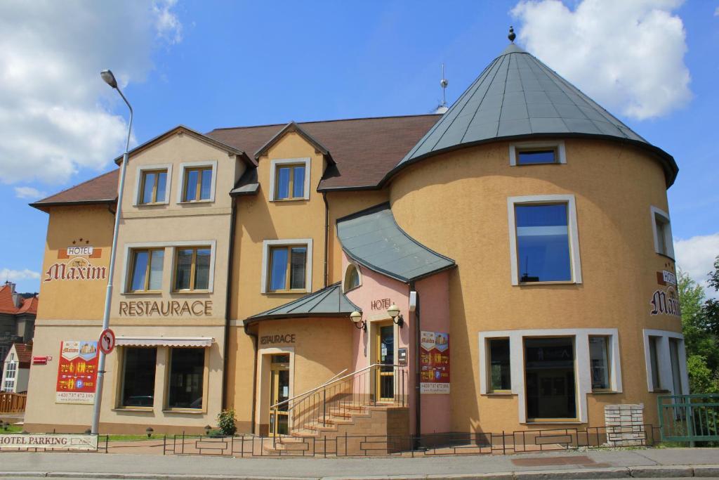 Family Hotel Maxim Beroun  Exteriör bild
