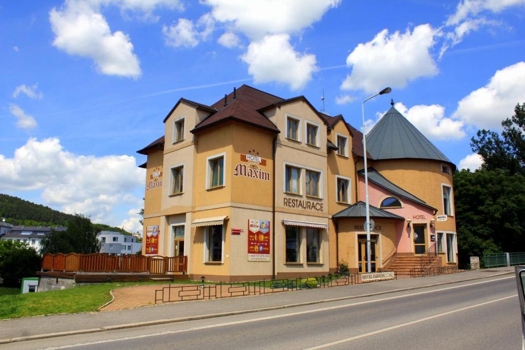 Family Hotel Maxim Beroun  Exteriör bild